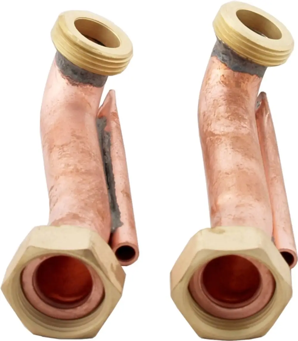 Kupferrohre mit messingfarbenen Fittings, verbunden durch Schweißnähte. Sie dienen zur Installation in Wolf Heizungswärmetauschern.